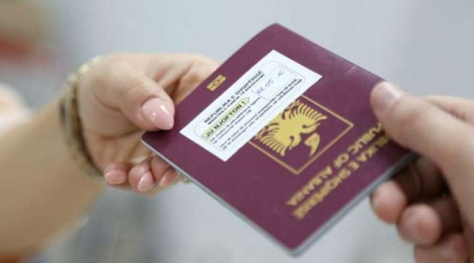 Ndryshon ligji per nenshtetesine: Refugjatet me mbi 10 vjet qendrim perfitojne pasaporte